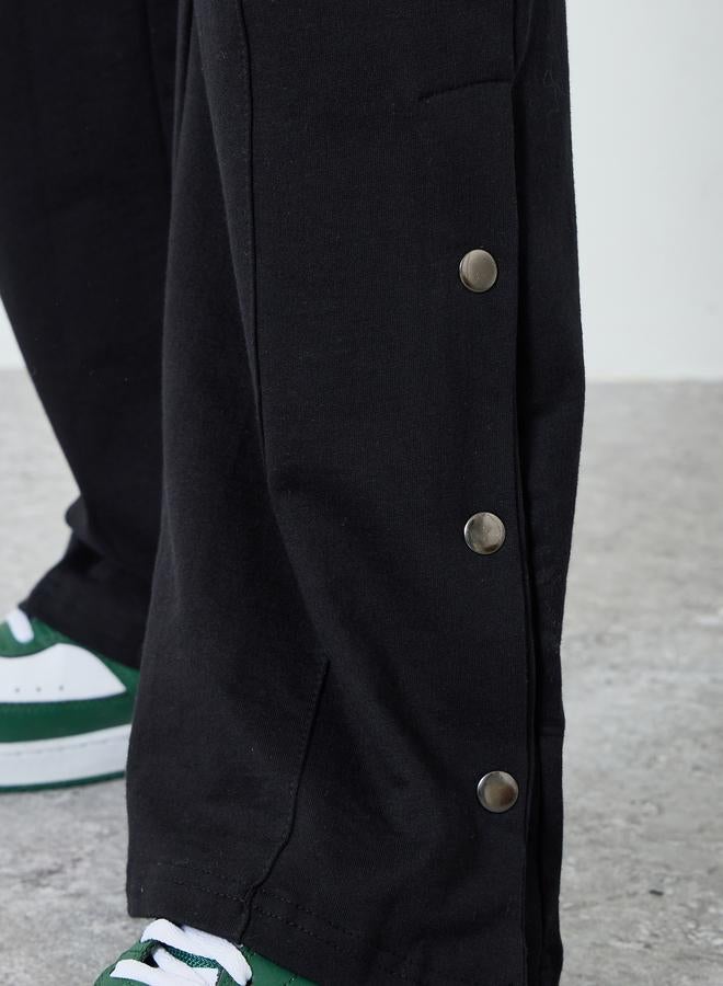 ستايلي جوغر بأرجل واسعة وتفاصيل مُطرّزة - Image 2